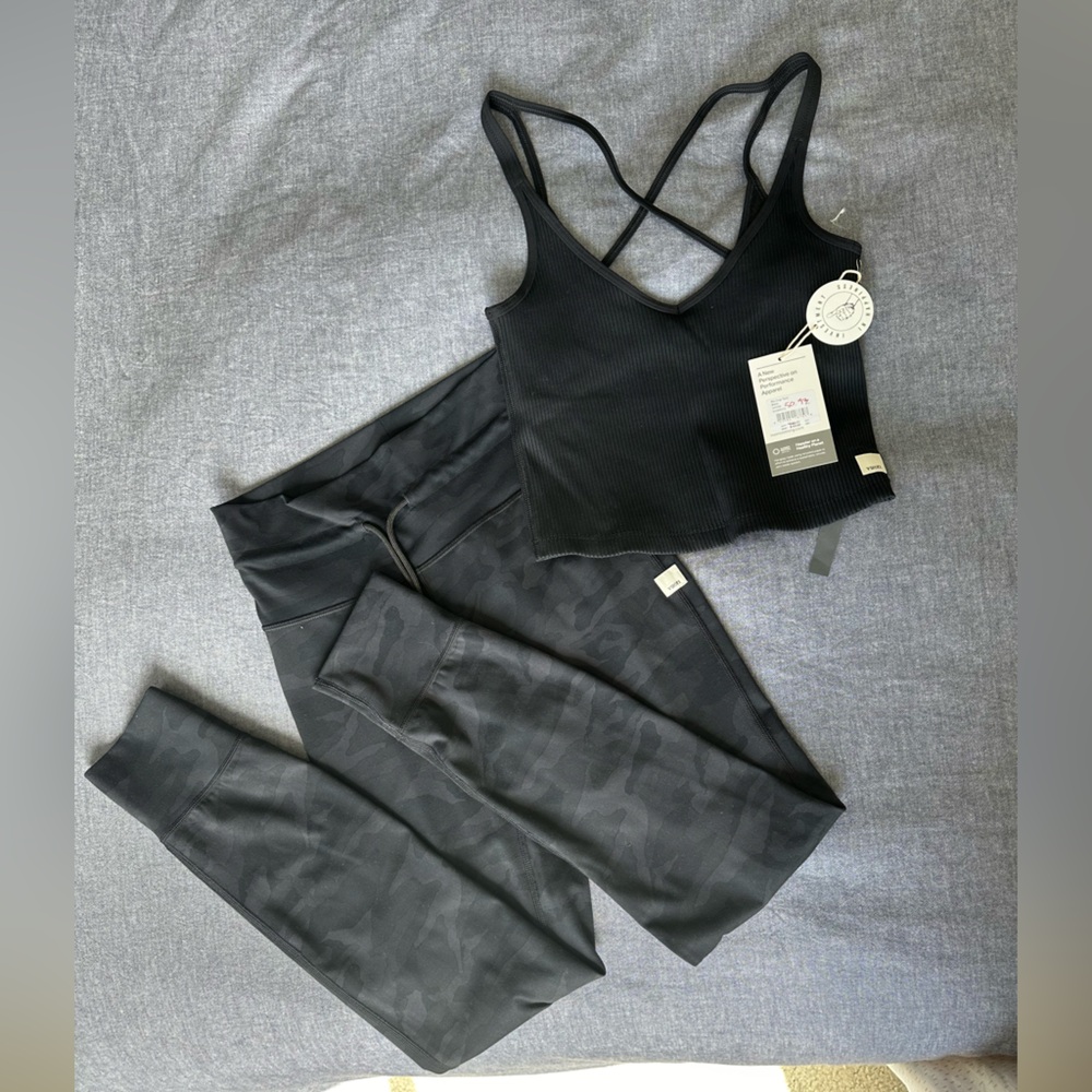 Vuori Bundle  Daily Legging - XS -Black Camo & Rib crop Tank Black XS